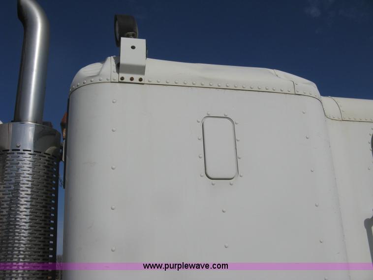 image for item I5515 1999 Freightliner FLD120SD semi truck