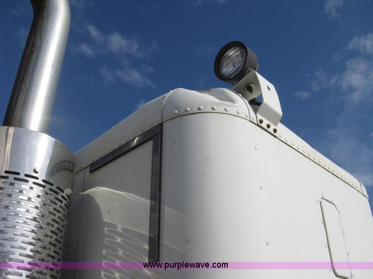 image for item I5515 1999 Freightliner FLD120SD semi truck