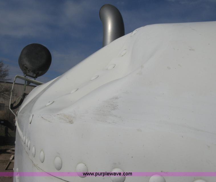 image for item I5515 1999 Freightliner FLD120SD semi truck