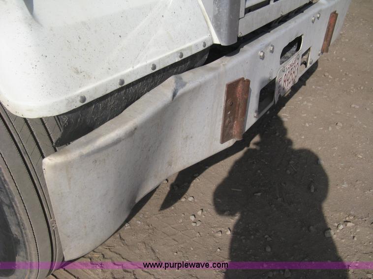 image for item I5515 1999 Freightliner FLD120SD semi truck