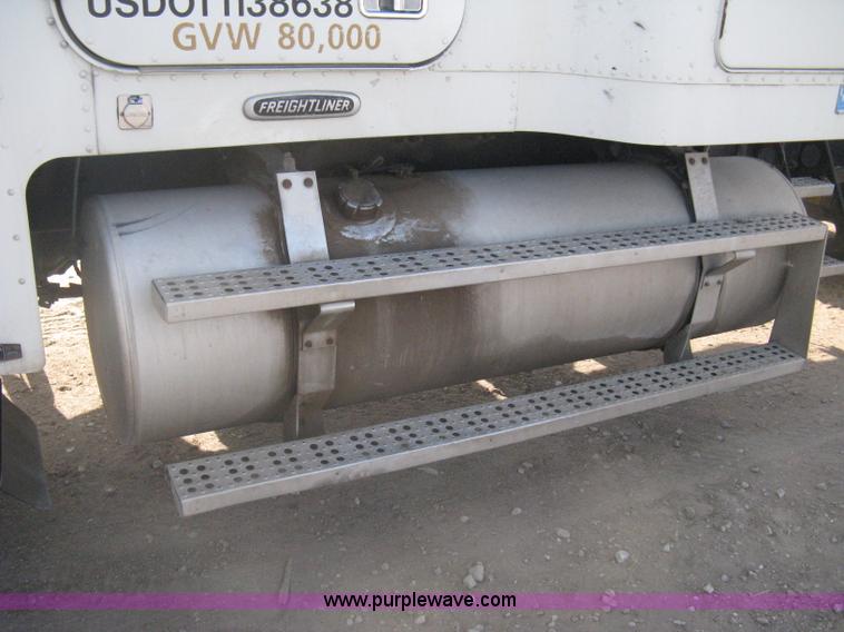 image for item I5515 1999 Freightliner FLD120SD semi truck