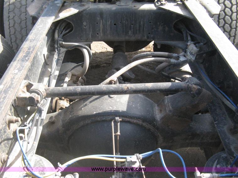 image for item I5515 1999 Freightliner FLD120SD semi truck