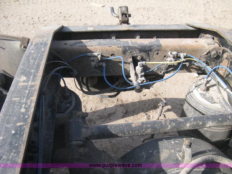 image for item I5515 1999 Freightliner FLD120SD semi truck