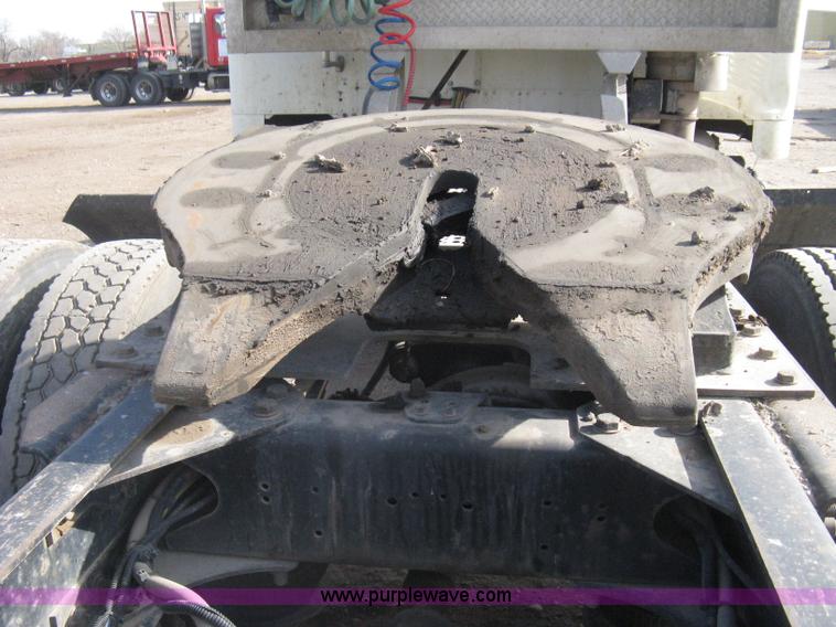 image for item I5515 1999 Freightliner FLD120SD semi truck