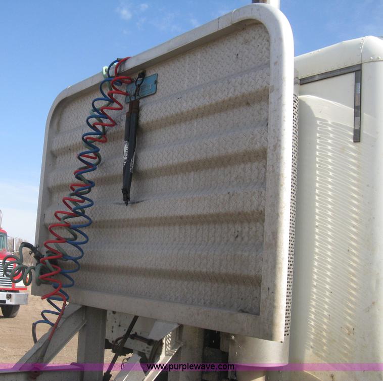 image for item I5515 1999 Freightliner FLD120SD semi truck