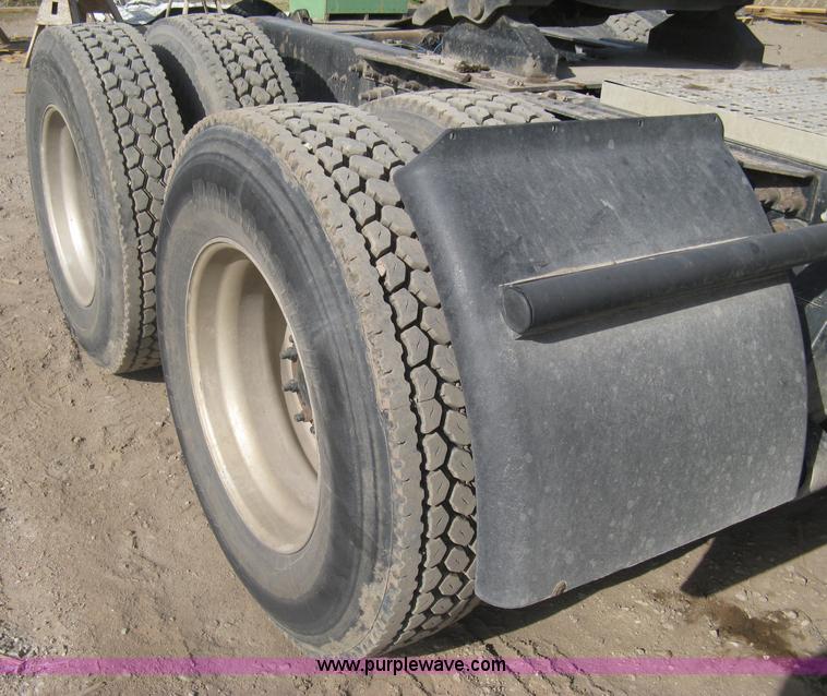 image for item I5515 1999 Freightliner FLD120SD semi truck