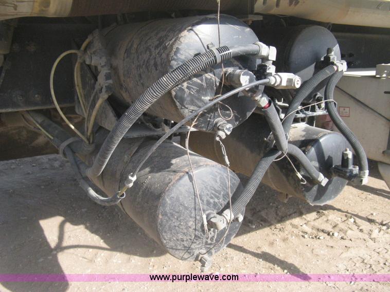 image for item I5515 1999 Freightliner FLD120SD semi truck