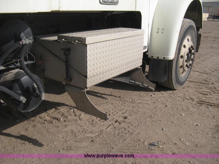 image for item I5515 1999 Freightliner FLD120SD semi truck