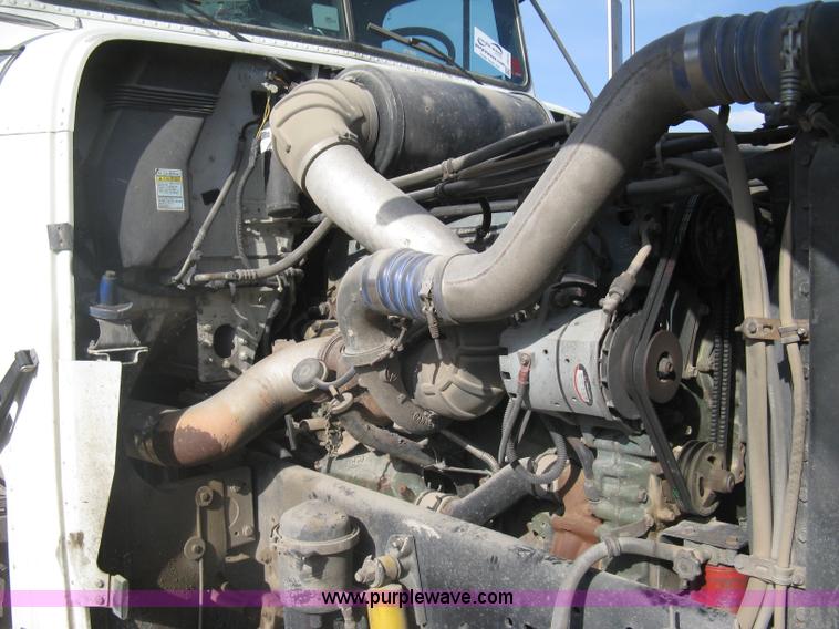 image for item I5515 1999 Freightliner FLD120SD semi truck