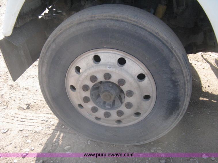 image for item I5515 1999 Freightliner FLD120SD semi truck