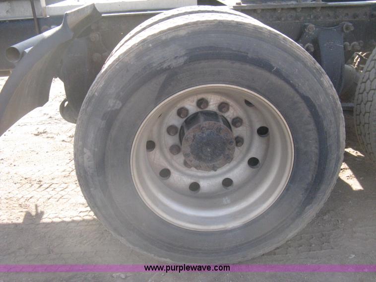 image for item I5515 1999 Freightliner FLD120SD semi truck