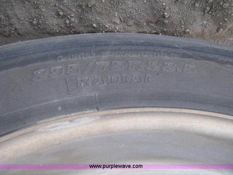 image for item I5515 1999 Freightliner FLD120SD semi truck