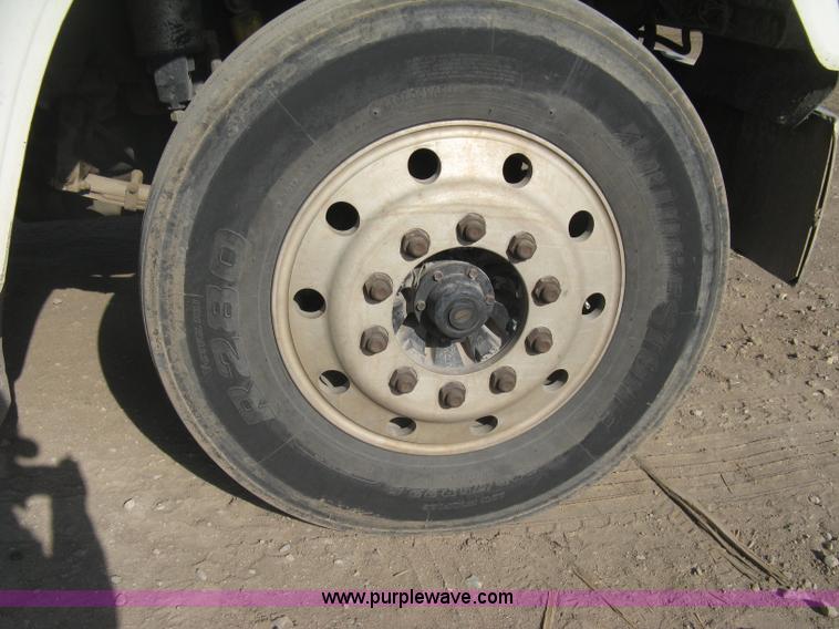 image for item I5515 1999 Freightliner FLD120SD semi truck