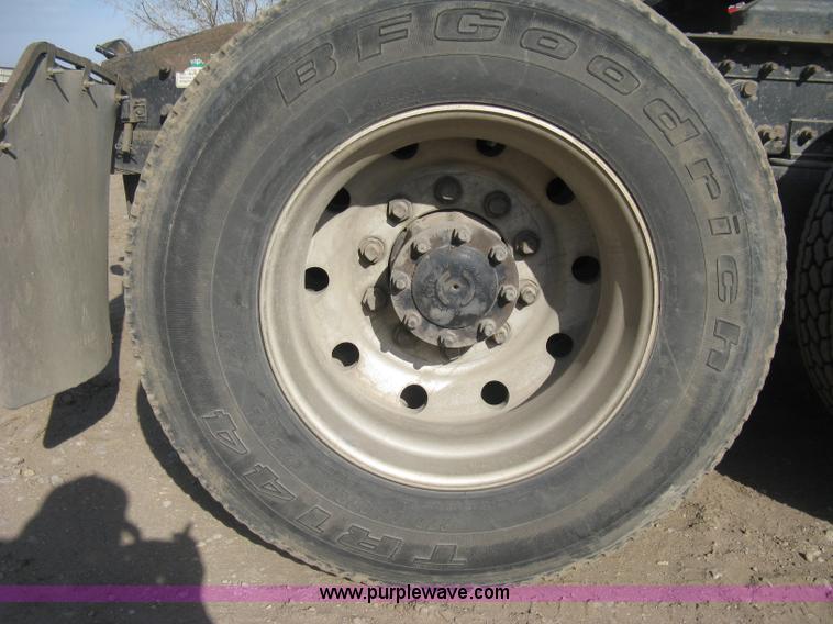 image for item I5515 1999 Freightliner FLD120SD semi truck