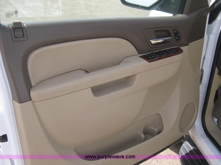 image for item I5559 2011 Chevrolet Suburban LT 1500 SUV