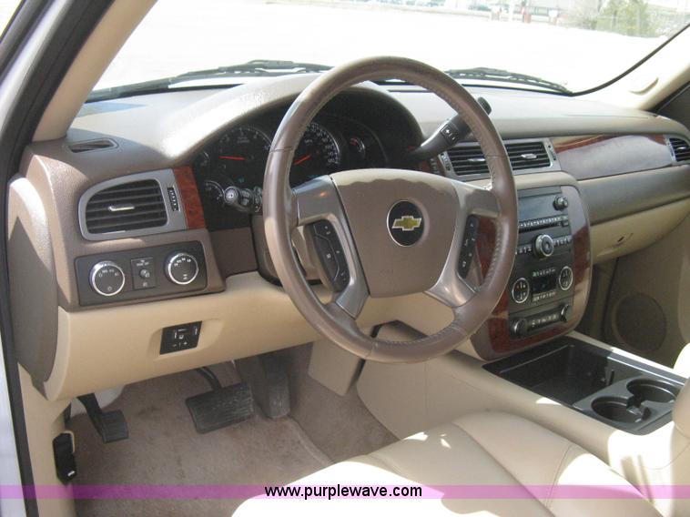 image for item I5559 2011 Chevrolet Suburban LT 1500 SUV