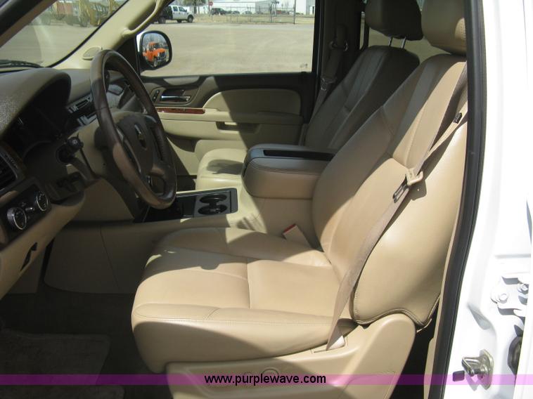 image for item I5559 2011 Chevrolet Suburban LT 1500 SUV