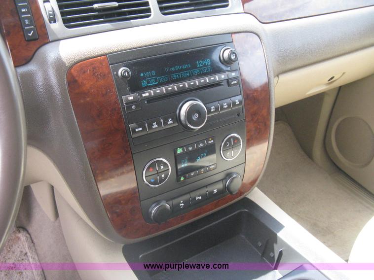 image for item I5559 2011 Chevrolet Suburban LT 1500 SUV