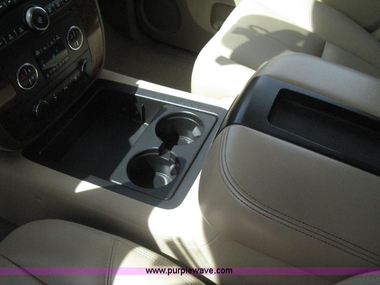 image for item I5559 2011 Chevrolet Suburban LT 1500 SUV