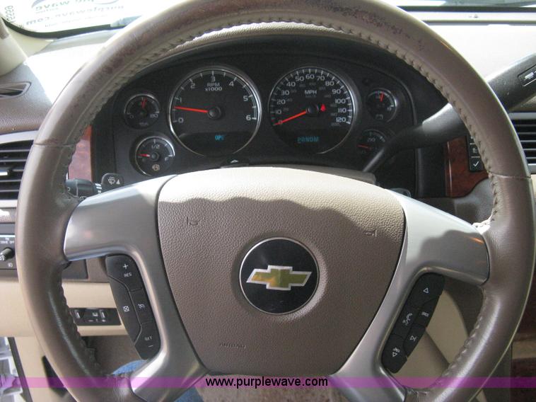 image for item I5559 2011 Chevrolet Suburban LT 1500 SUV