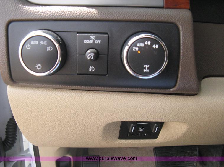 image for item I5559 2011 Chevrolet Suburban LT 1500 SUV