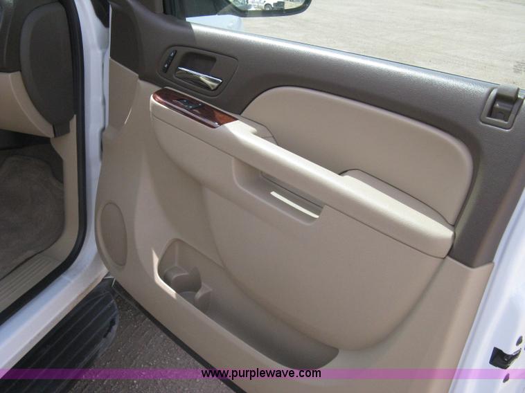 image for item I5559 2011 Chevrolet Suburban LT 1500 SUV