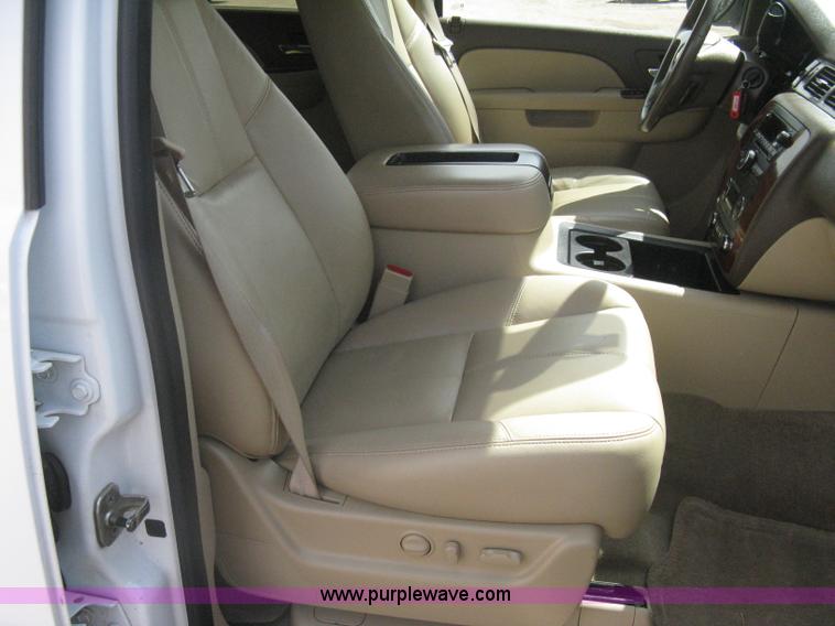 image for item I5559 2011 Chevrolet Suburban LT 1500 SUV