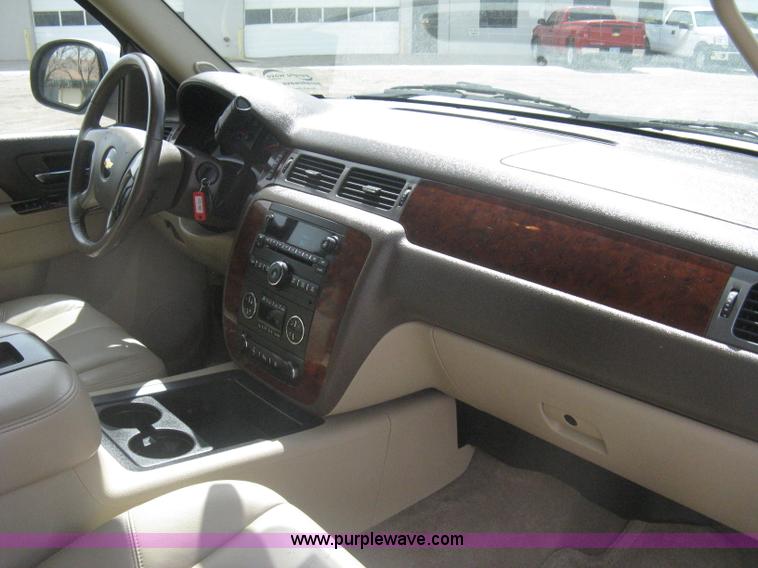 image for item I5559 2011 Chevrolet Suburban LT 1500 SUV