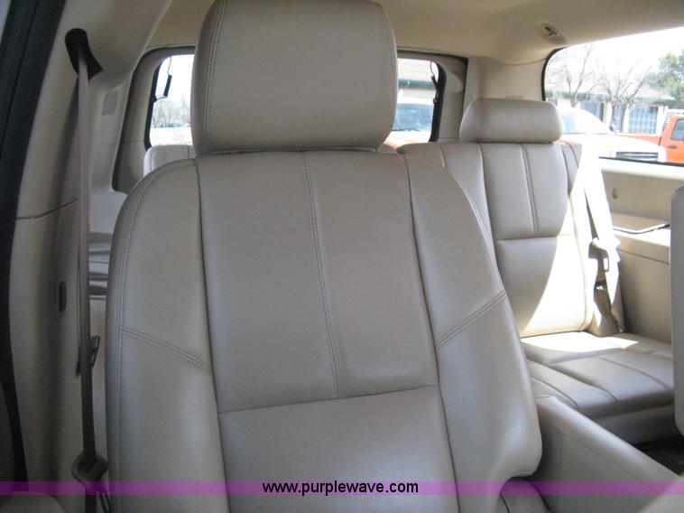 image for item I5559 2011 Chevrolet Suburban LT 1500 SUV