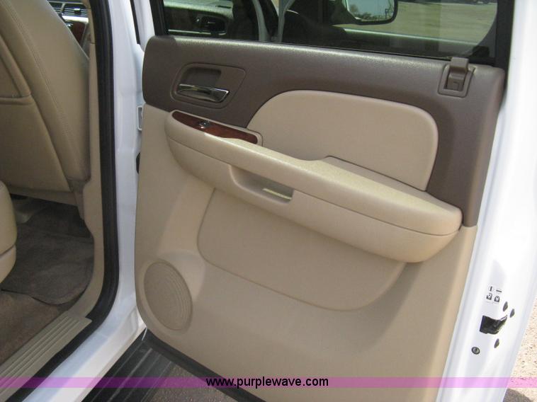 image for item I5559 2011 Chevrolet Suburban LT 1500 SUV