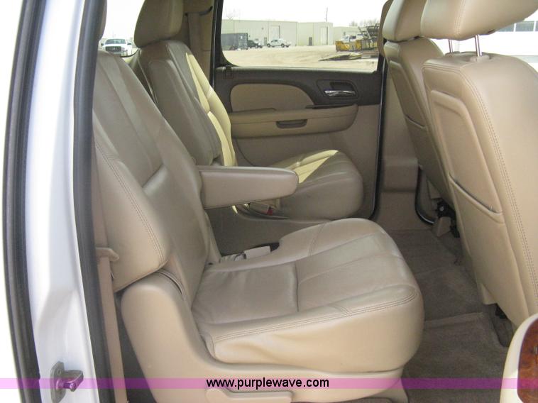 image for item I5559 2011 Chevrolet Suburban LT 1500 SUV