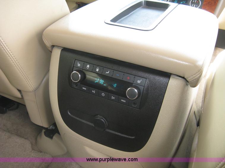 image for item I5559 2011 Chevrolet Suburban LT 1500 SUV