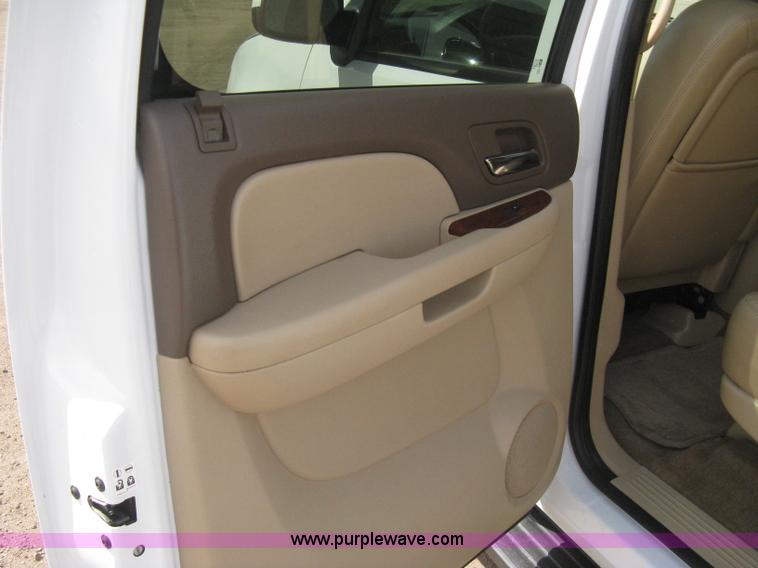 image for item I5559 2011 Chevrolet Suburban LT 1500 SUV