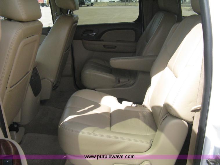 image for item I5559 2011 Chevrolet Suburban LT 1500 SUV