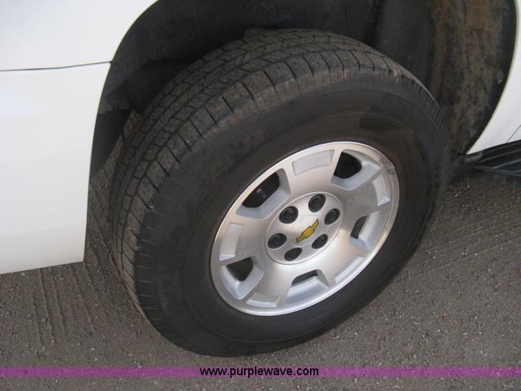 image for item I5559 2011 Chevrolet Suburban LT 1500 SUV