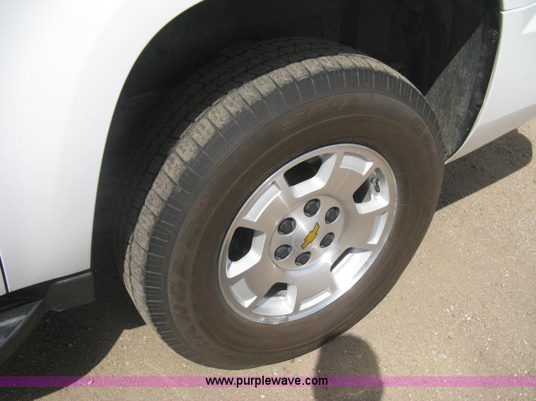 image for item I5559 2011 Chevrolet Suburban LT 1500 SUV