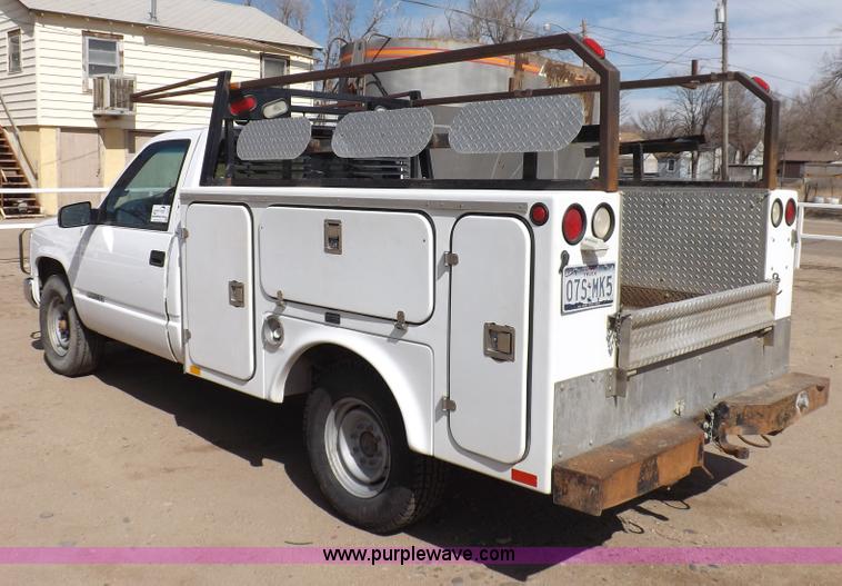 image for item I9009 2000 Chevrolet 2500 utility truck