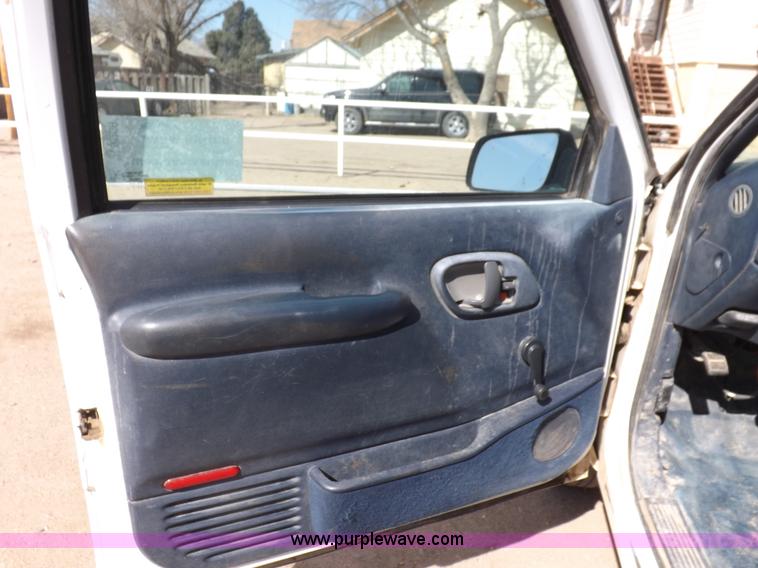 image for item I9009 2000 Chevrolet 2500 utility truck