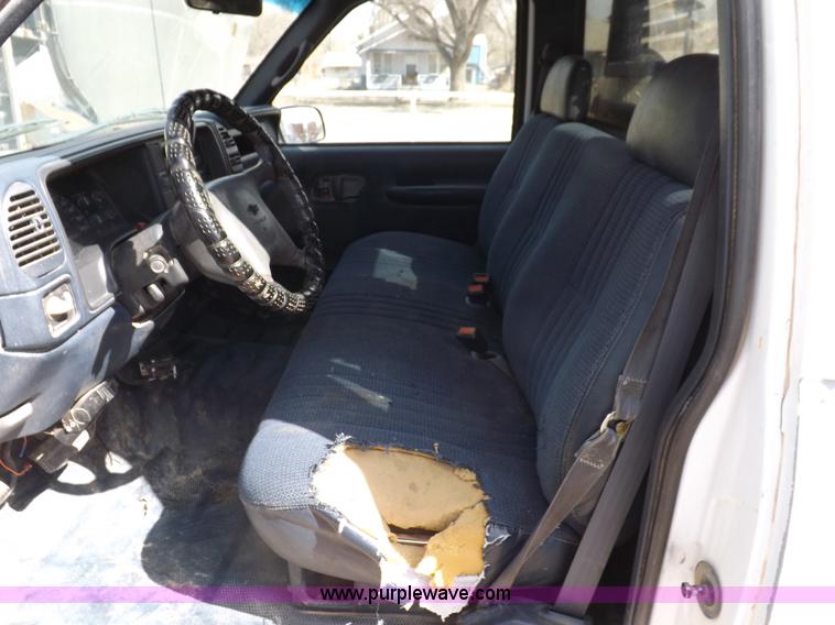 image for item I9009 2000 Chevrolet 2500 utility truck