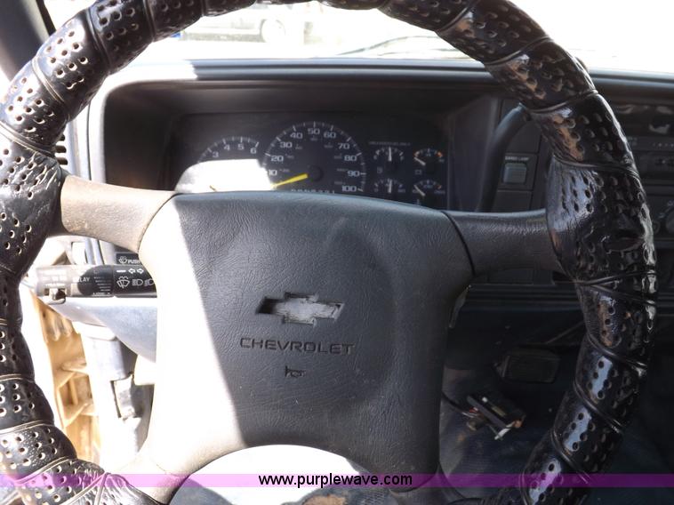 image for item I9009 2000 Chevrolet 2500 utility truck