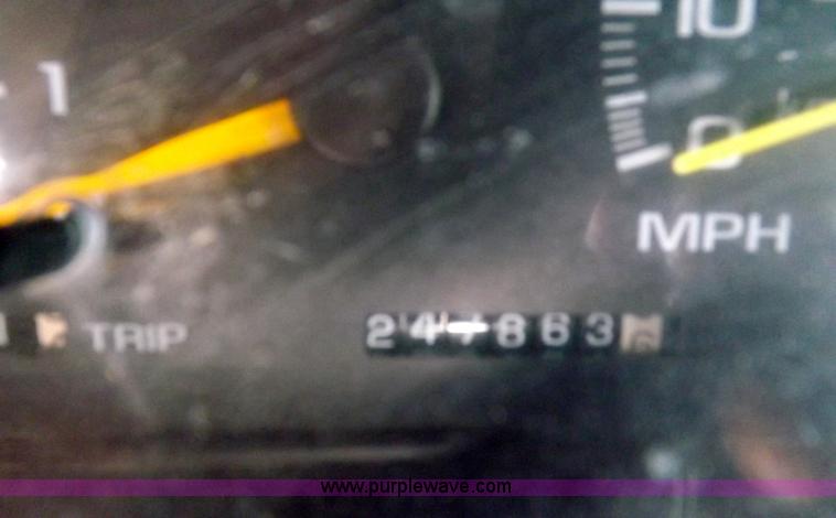 image for item I9009 2000 Chevrolet 2500 utility truck