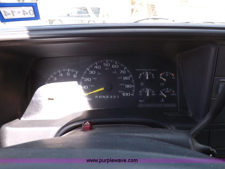 image for item I9009 2000 Chevrolet 2500 utility truck