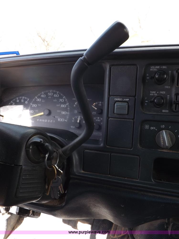 image for item I9009 2000 Chevrolet 2500 utility truck