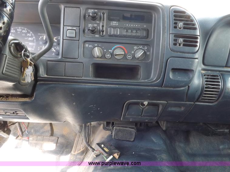 image for item I9009 2000 Chevrolet 2500 utility truck