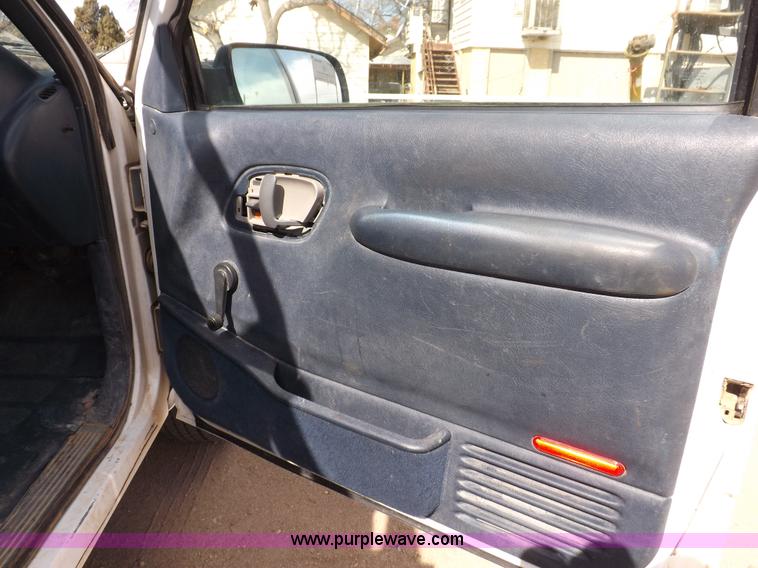 image for item I9009 2000 Chevrolet 2500 utility truck