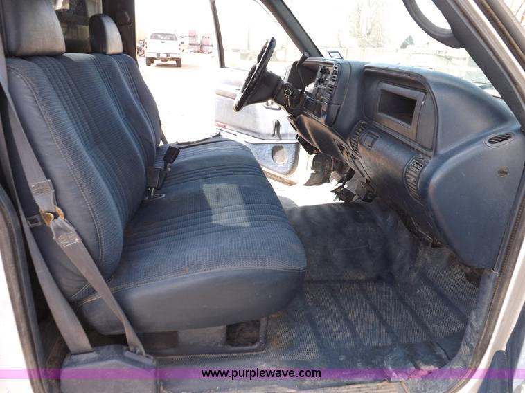 image for item I9009 2000 Chevrolet 2500 utility truck