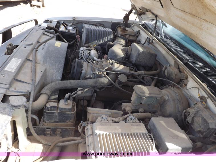 image for item I9009 2000 Chevrolet 2500 utility truck