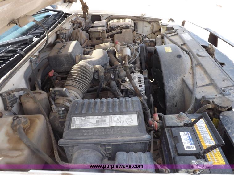 image for item I9009 2000 Chevrolet 2500 utility truck