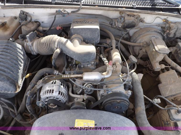 image for item I9009 2000 Chevrolet 2500 utility truck