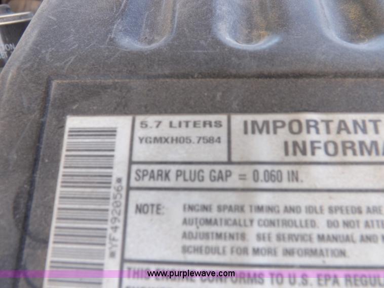 image for item I9009 2000 Chevrolet 2500 utility truck